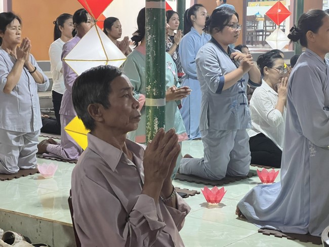 Chùa Nhất Pháp – Đồng Nai: Lễ Hoa đăng kỷ niệm đức Phật A Di Đà