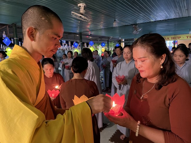 Chùa Nhất Pháp – Đồng Nai: Lễ Hoa đăng kỷ niệm đức Phật A Di Đà