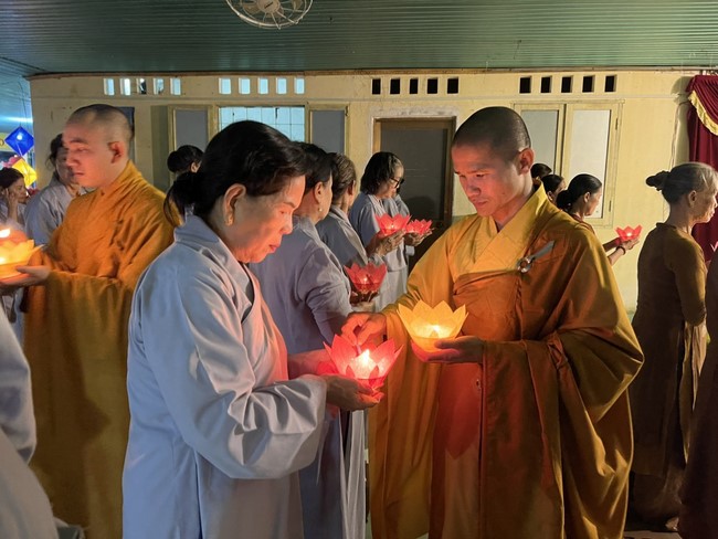 Chùa Nhất Pháp – Đồng Nai: Lễ Hoa đăng kỷ niệm đức Phật A Di Đà