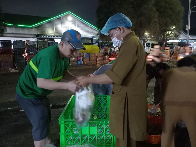 Giving box-lunch portions on occasion the 101st Seven-Day Retreat