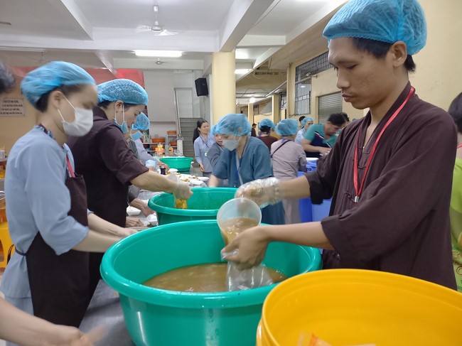 Giving box-lunch portions on occasion the 101st Seven-Day Retreat