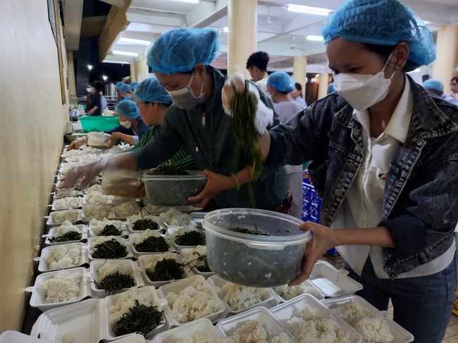 Giving box-lunch portions on occasion the 101st Seven-Day Retreat