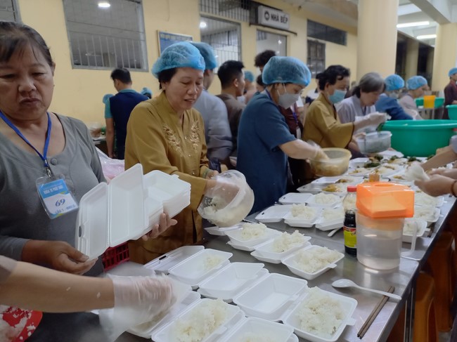 Giving box-lunch portions on occasion the 101st Seven-Day Retreat
