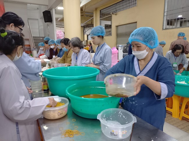 Giving box-lunch portions on occasion the 101st Seven-Day Retreat