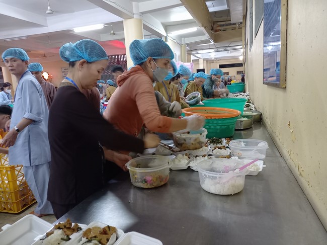 Giving box-lunch portions on occasion the 101st Seven-Day Retreat