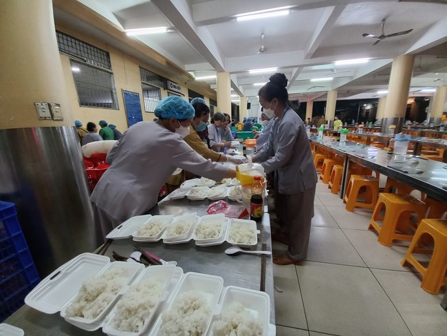 Giving box-lunch portions on occasion the 101st Seven-Day Retreat