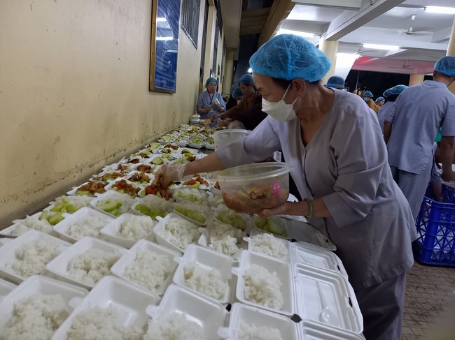 Giving box-lunch portions on occasion the 101st Seven-Day Retreat