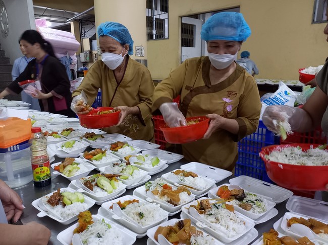 Giving box-lunch portions on occasion the 101st Seven-Day Retreat