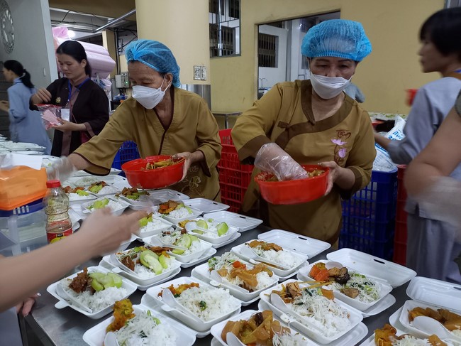 Giving box-lunch portions on occasion the 101st Seven-Day Retreat