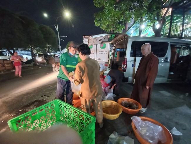 Giving box-lunch portions on occasion the 101st Seven-Day Retreat