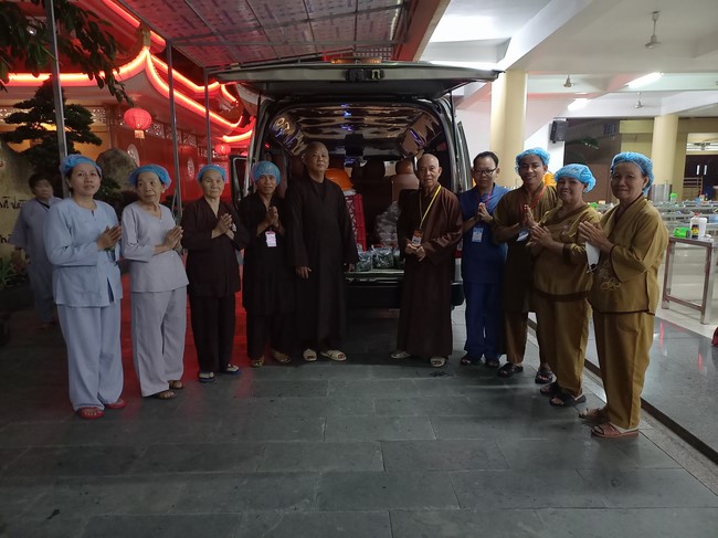 Giving box-lunch portions on occasion the 101st Seven-Day Retreat