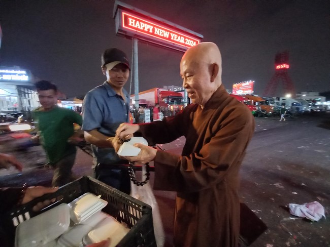 Giving box-lunch portions on occasion the 101st Seven-Day Retreat