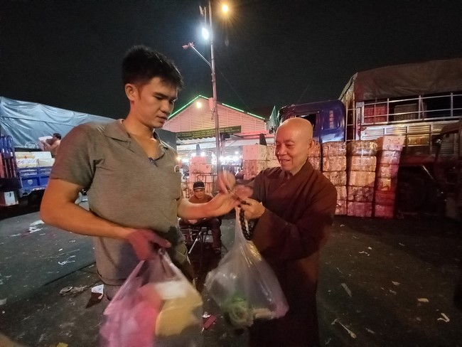 Giving box-lunch portions on occasion the 101st Seven-Day Retreat