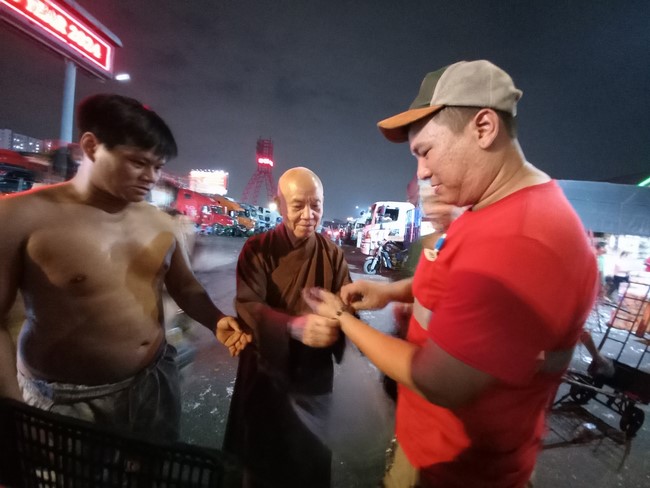 Giving box-lunch portions on occasion the 101st Seven-Day Retreat