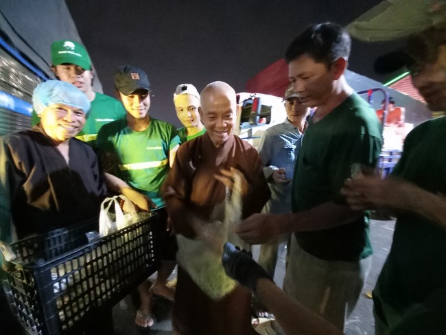 Giving box-lunch portions on occasion the 101st Seven-Day Retreat