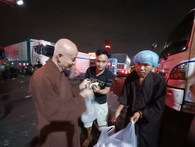 Giving box-lunch portions on occasion the 101st Seven-Day Retreat