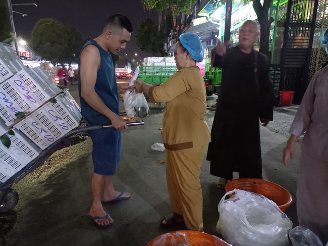 Giving box-lunch portions on occasion the 101st Seven-Day Retreat