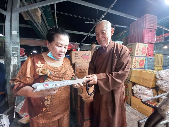 Giving box-lunch portions on occasion the 101st Seven-Day Retreat