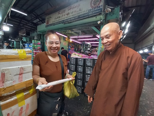 Giving box-lunch portions on occasion the 101st Seven-Day Retreat