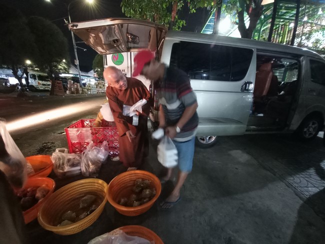 Giving box-lunch portions on occasion the 101st Seven-Day Retreat