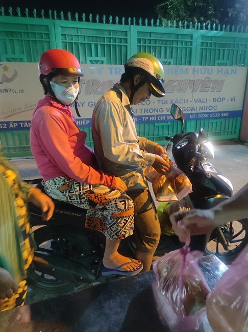 Giving box-lunch portions on occasion the 101st Seven-Day Retreat