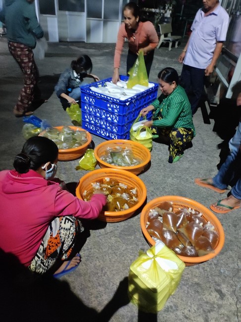 Giving box-lunch portions on occasion the 101st Seven-Day Retreat