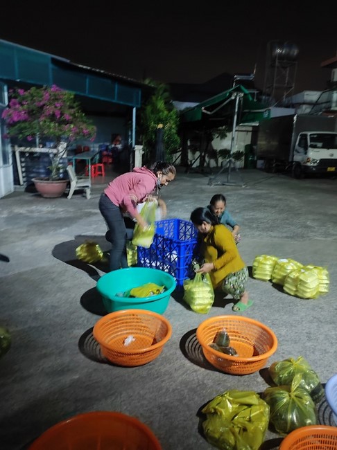 Giving box-lunch portions on occasion the 101st Seven-Day Retreat