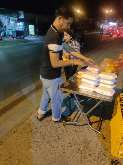 Giving box-lunch portions on occasion the 101st Seven-Day Retreat