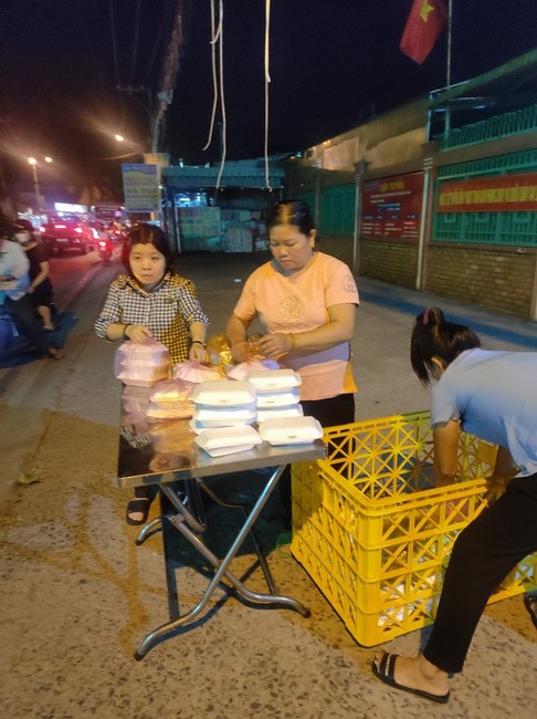 Giving box-lunch portions on occasion the 101st Seven-Day Retreat