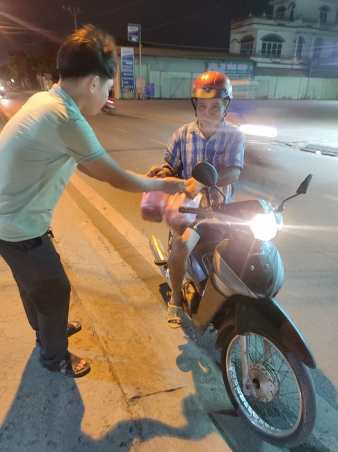 Giving box-lunch portions on occasion the 101st Seven-Day Retreat