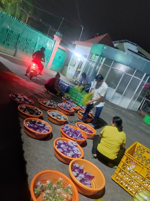 Giving box-lunch portions on occasion the 101st Seven-Day Retreat