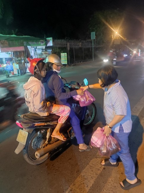 Giving box-lunch portions on occasion the 101st Seven-Day Retreat