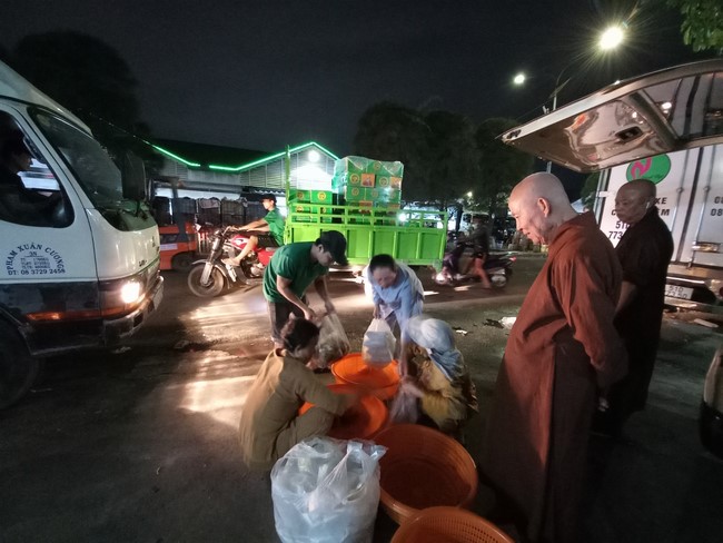 Giving box-lunch portions on occasion the 101st Seven-Day Retreat