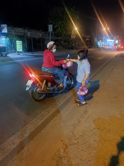 Giving box-lunch portions on occasion the 101st Seven-Day Retreat