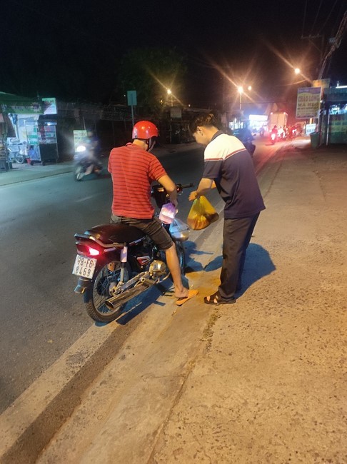 Giving box-lunch portions on occasion the 101st Seven-Day Retreat