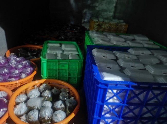 Giving box-lunch portions on occasion the 101st Seven-Day Retreat