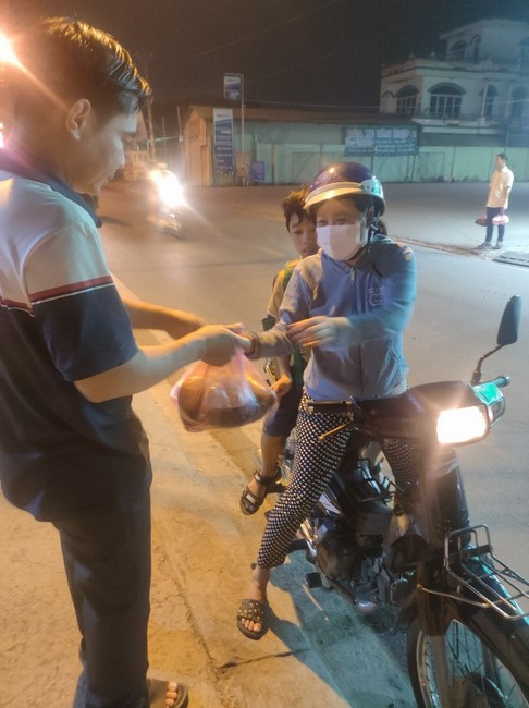 Giving box-lunch portions on occasion the 101st Seven-Day Retreat