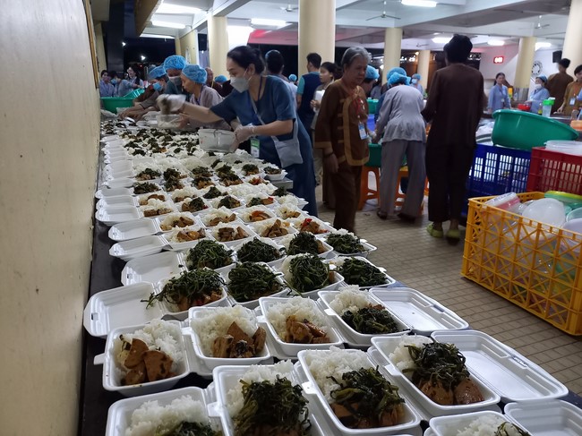 Giving box-lunch portions on occasion the 101st Seven-Day Retreat