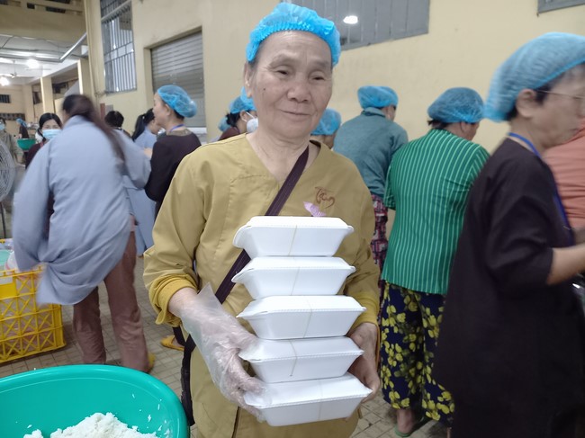 Giving box-lunch portions on occasion the 101st Seven-Day Retreat