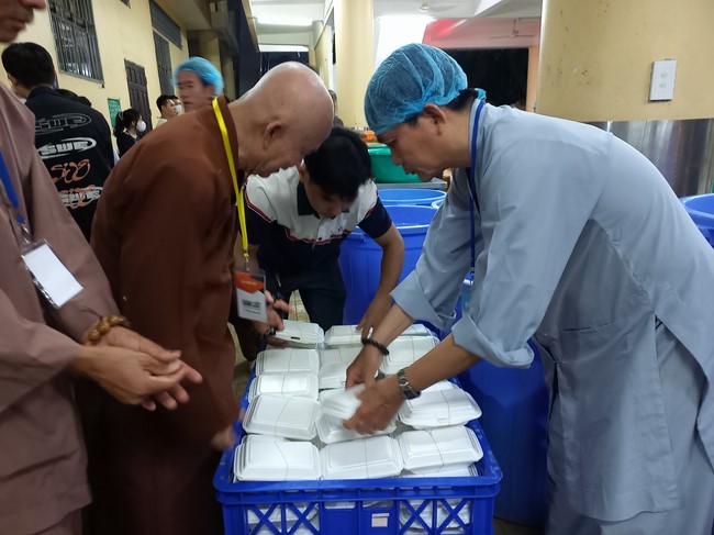 Giving box-lunch portions on occasion the 101st Seven-Day Retreat