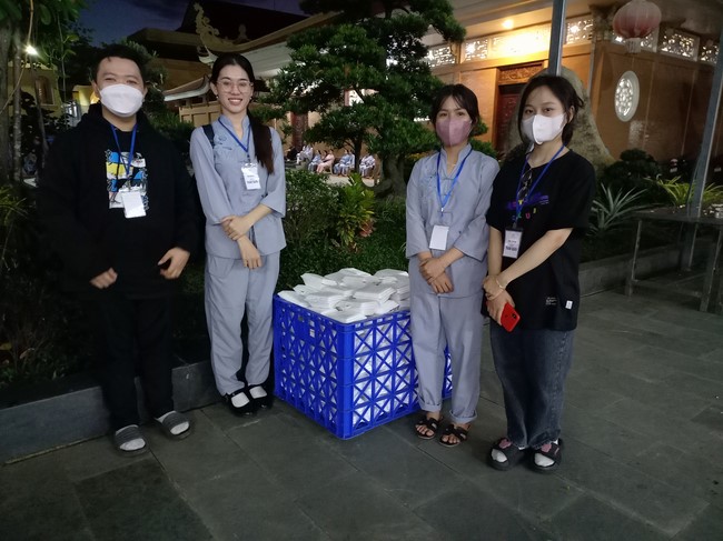 Giving box-lunch portions on occasion the 101st Seven-Day Retreat