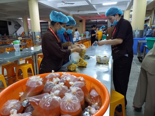 Giving box-lunch portions on occasion the 101st Seven-Day Retreat