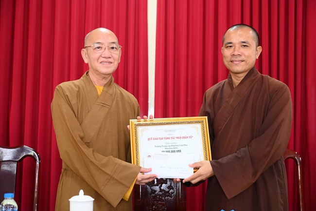 Quỹ đào tạo Tăng tài Ngộ Chân Tử cúng dường tại trường Trung cấp Phật học TP. Cần Thơ.