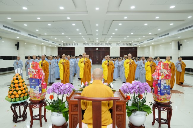 Paying homage to the Most Master and commemorating Hoang Phap Pagoda’s Founder by Monks, and Buddhists