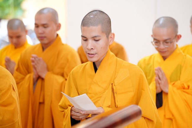 Paying homage to the Most Master and commemorating Hoang Phap Pagoda’s Founder by Monks, and Buddhists