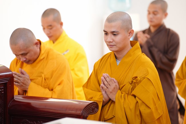 Paying homage to the Most Master and commemorating Hoang Phap Pagoda’s Founder by Monks, and Buddhists