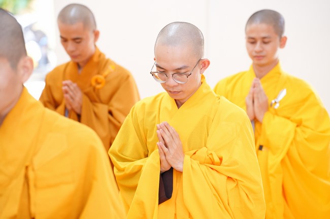Paying homage to the Most Master and commemorating Hoang Phap Pagoda’s Founder by Monks, and Buddhists