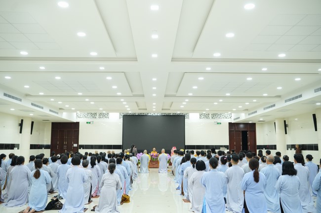 Paying homage to the Most Master and commemorating Hoang Phap Pagoda’s Founder by Monks, and Buddhists