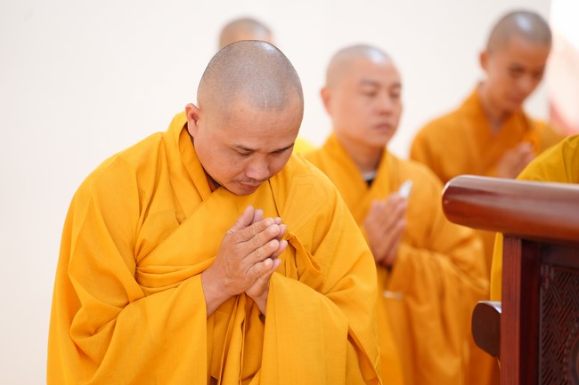 Paying homage to the Most Master and commemorating Hoang Phap Pagoda’s Founder by Monks, and Buddhists