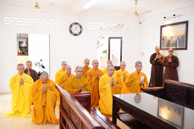 Paying homage to the Most Master and commemorating Hoang Phap Pagoda’s Founder by Monks, and Buddhists